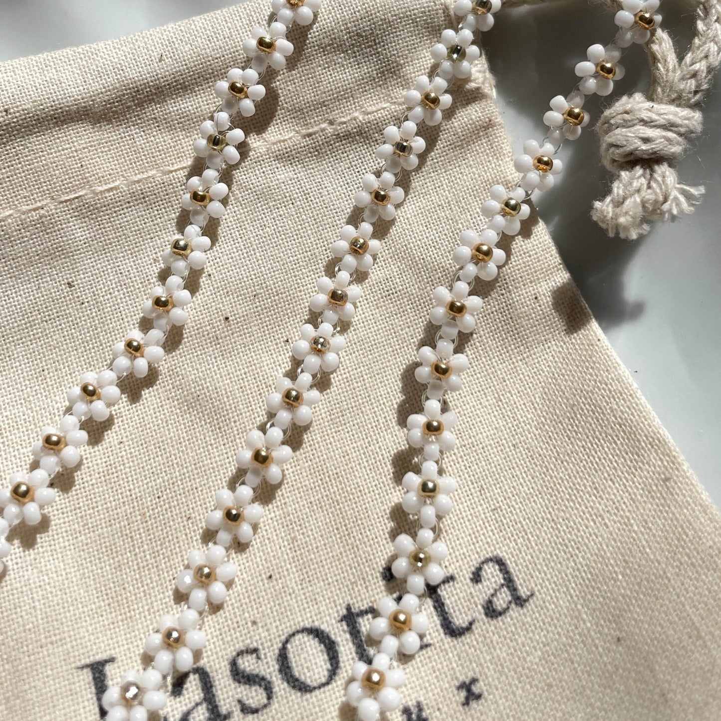 White Daisy Bracelet - Bijoux Lasotita